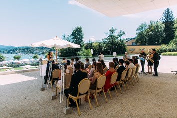 Hochzeit: Eine Trauung im Freien auf Schlosshotel Velden. - Falkensteiner Schlosshotel Velden
