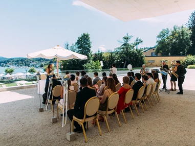 Hochzeit: Eine Trauung im Freien auf Schlosshotel Velden. - Falkensteiner Schlosshotel Velden