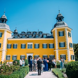 Hochzeit: Fotoshooting mit der Hochzeitsgesellschaft auf Schlosshotel Velden. - Falkensteiner Schlosshotel Velden