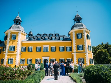 Hochzeit: Fotoshooting mit der Hochzeitsgesellschaft auf Schlosshotel Velden. - Falkensteiner Schlosshotel Velden
