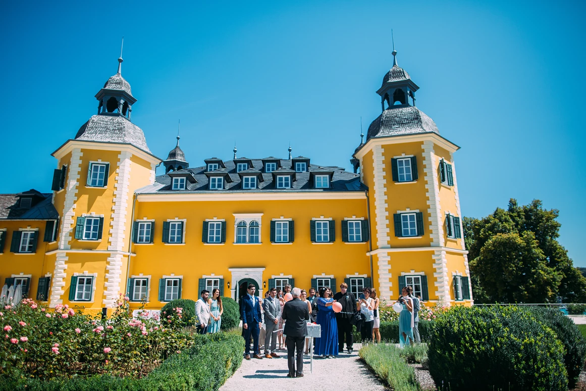 Hochzeit: Fotoshooting mit der Hochzeitsgesellschaft auf Schlosshotel Velden. - Falkensteiner Schlosshotel Velden