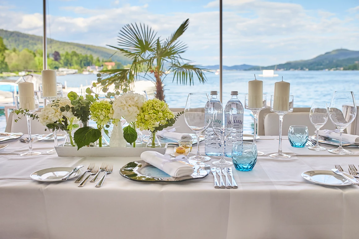Hochzeit: Eine Hochzeitstafel mit Blick auf den Wörthersee. - Falkensteiner Schlosshotel Velden