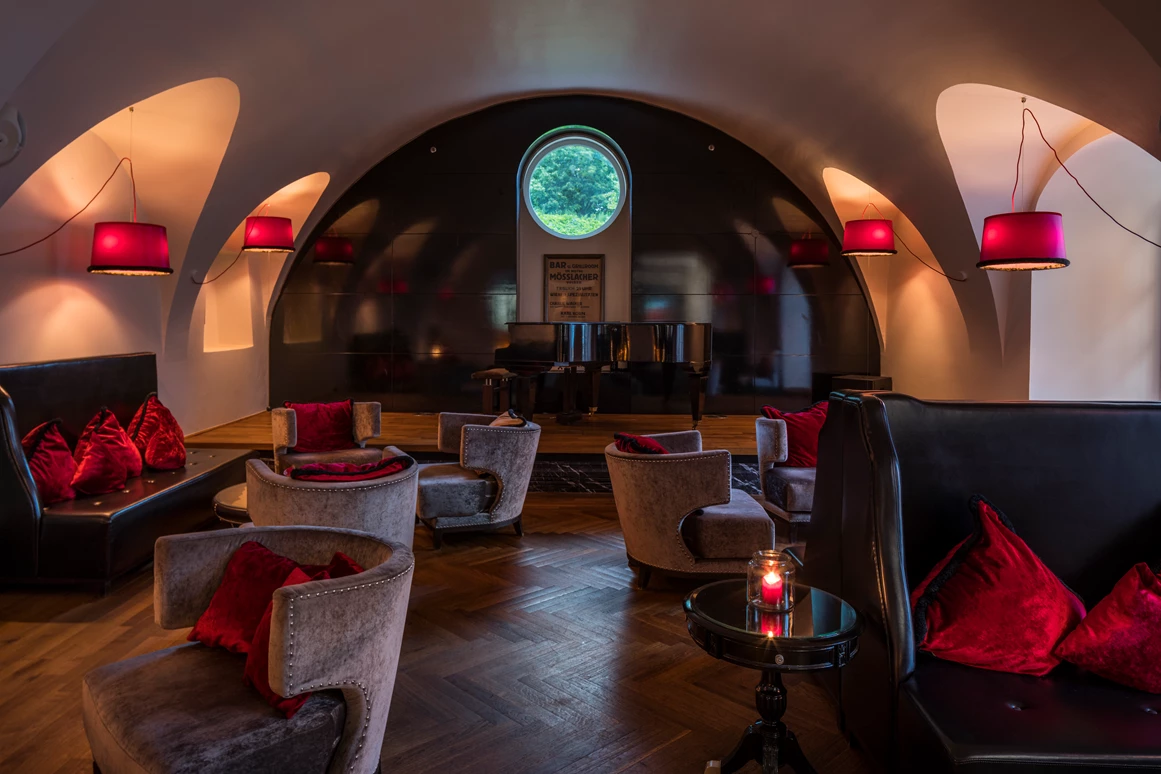 Hochzeit: An der Bar - samt Flügel - lässt es sich zu späterer Stunde und mit kleinerer Gesellschaft herrlich weiterzufeiern. - Falkensteiner Schlosshotel Velden