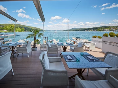 Hochzeit: Eine Hochzeitstafel mit Blick auf den Wörthersee. - Falkensteiner Schlosshotel Velden