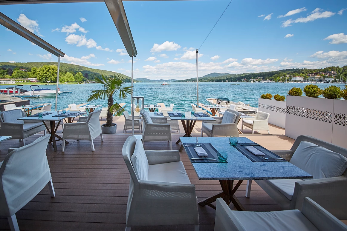 Hochzeit: Eine Hochzeitstafel mit Blick auf den Wörthersee. - Falkensteiner Schlosshotel Velden