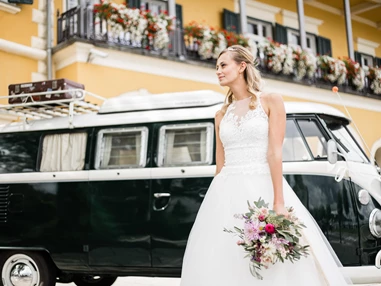 Hochzeit: Here comes the Bride. Ob mit Kutsche, Schiff oder einem Retro-Bulli. Die Anreise kann so individuell gestaltet werden wie ihr das wollt. - Falkensteiner Schlosshotel Velden