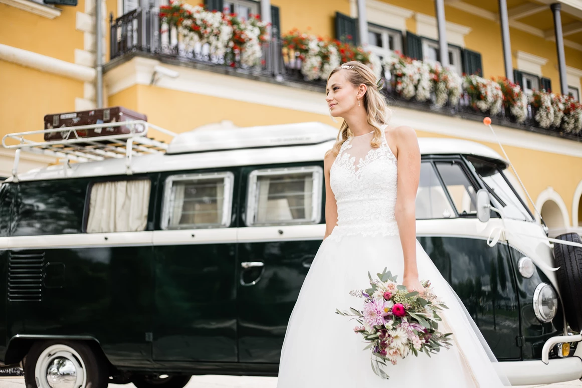 Hochzeit: Here comes the Bride. Ob mit Kutsche, Schiff oder einem Retro-Bulli. Die Anreise kann so individuell gestaltet werden wie ihr das wollt. - Falkensteiner Schlosshotel Velden
