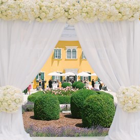 Hochzeit: Eine Trauung im Freien - vor dem Schlosshotel Velden. - Falkensteiner Schlosshotel Velden