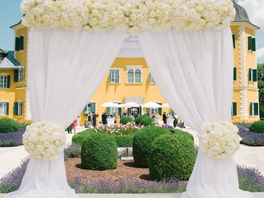 Hochzeit: Eine Trauung im Freien - vor dem Schlosshotel Velden. - Falkensteiner Schlosshotel Velden