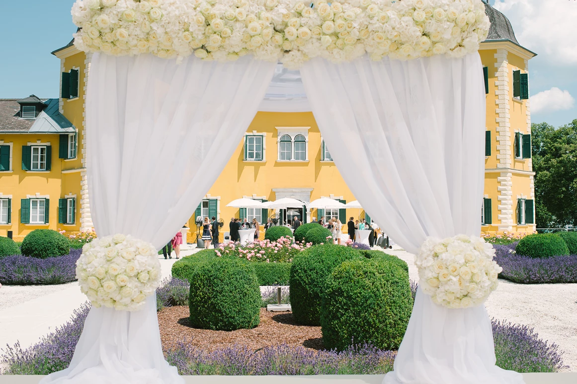 Hochzeit: Eine Trauung im Freien - vor dem Schlosshotel Velden. - Falkensteiner Schlosshotel Velden