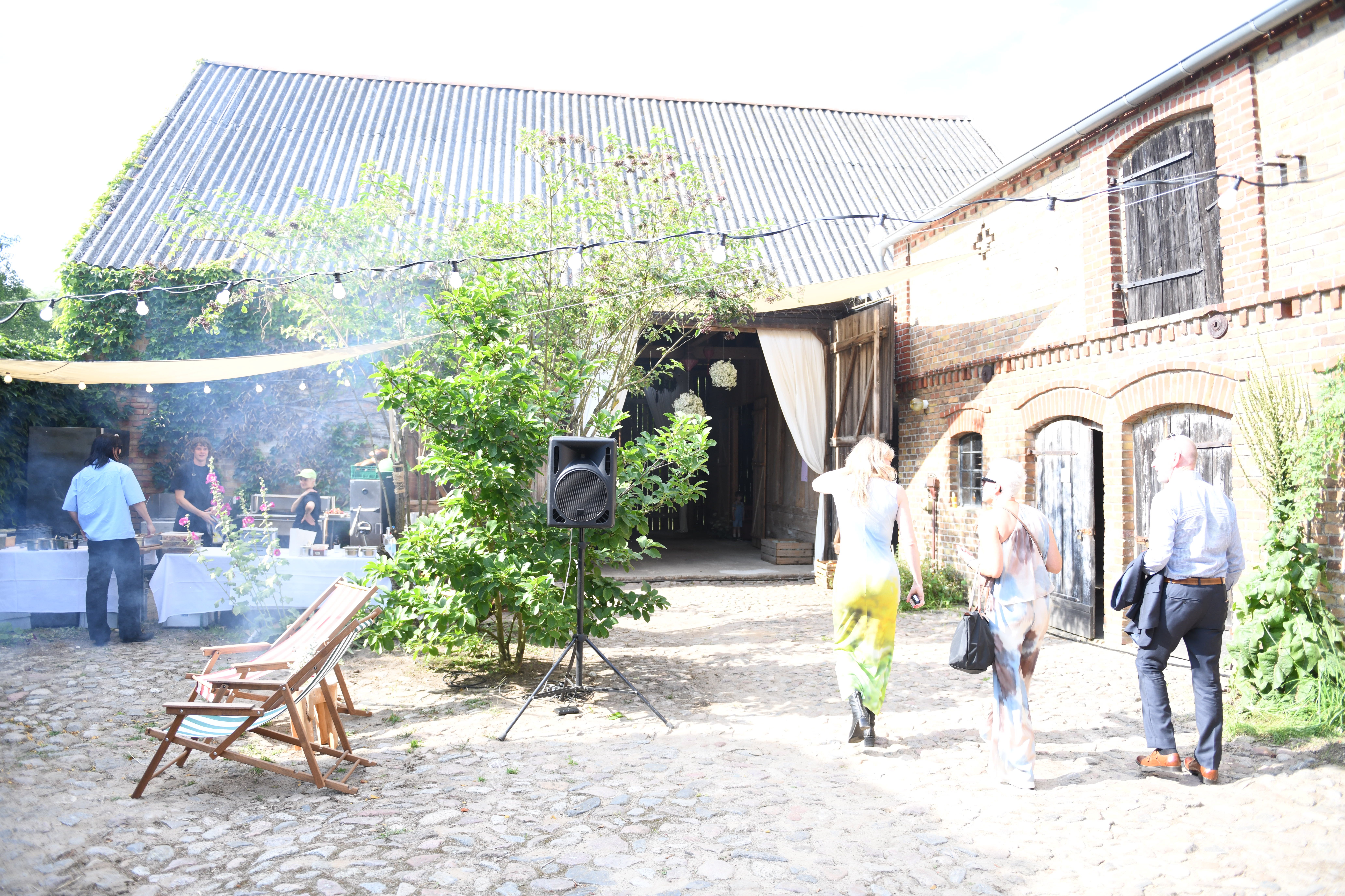 Bruiloft - Brandenburg - Outdoor Küche im Hof - Traumhafte Hochzeitslocation in Brandenburg