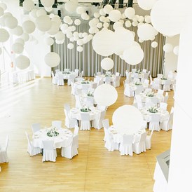 Hochzeit: Im stimmungsvollem Festsaal (bis 350 Personen) können die Tische flexibel gestellt werden. - Das Schloss an der Eisenstrasse****