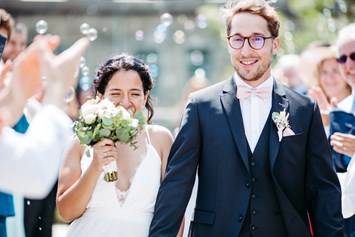 Hochzeit: Stimmungsvolle Trauung im romantischen Schlossgarten. - Das Schloss an der Eisenstrasse****