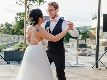 Wedding - Viehdorf - Romantischer Hochzeitstanz auf der Sundowner Terrasse - Das Schloss an der Eisenstrasse****