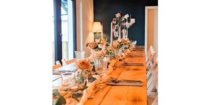 Wedding - Jessen (Elster) - Kaminlounge mit Dekoration bei einer Tiny Wedding im April - Unter Freunden | Genuss & Events