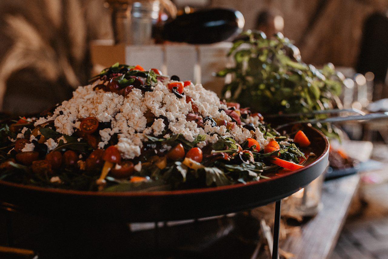 Hochzeitslocation: Salat mit griechischen Zutaten - Unter Freunden | Genuss & Events