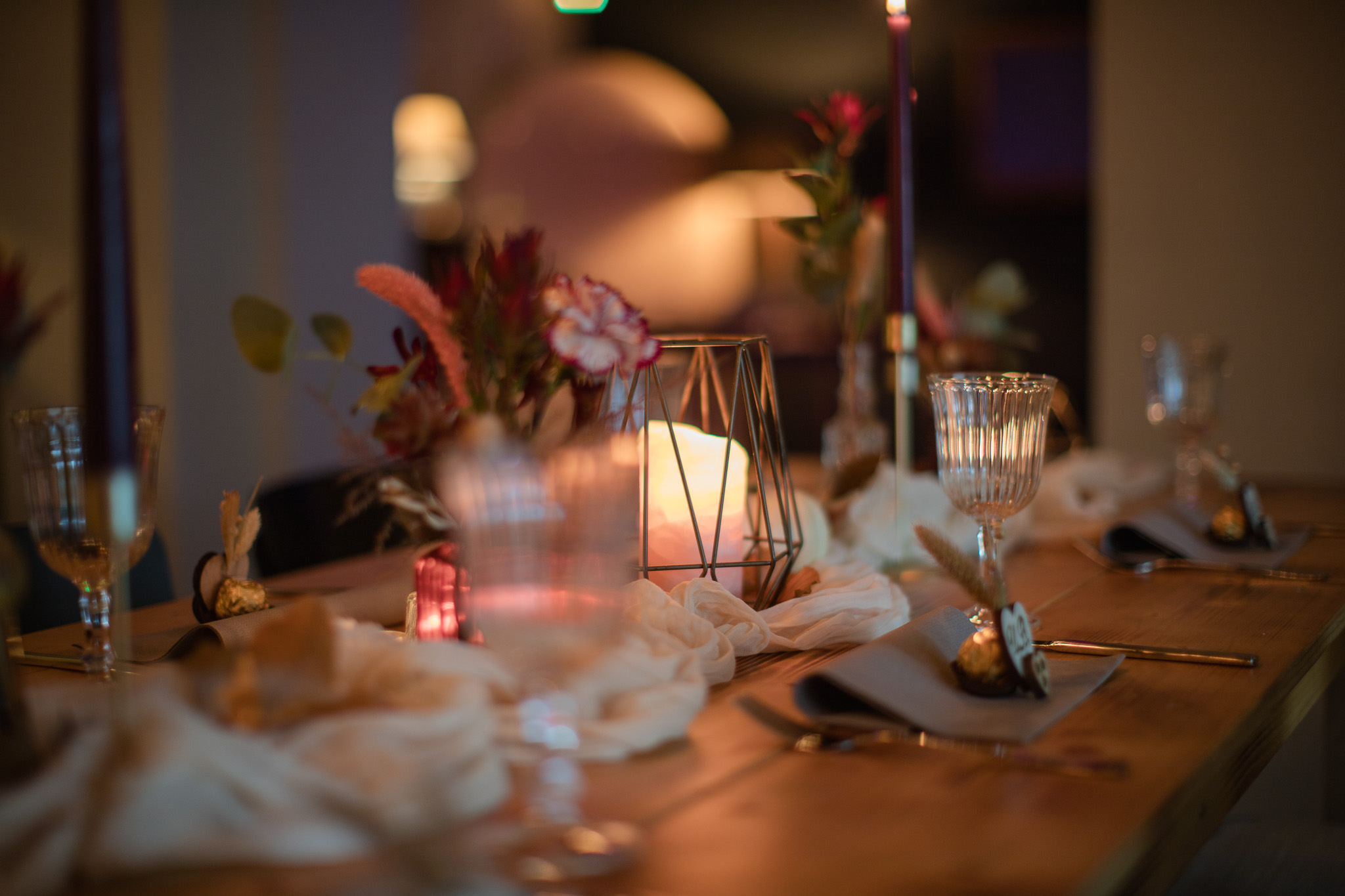 Hochzeitslocation: Kaminlounge mit Winterbestuhlung und Dekoration bei einer Tiny Wedding - Unter Freunden | Genuss & Events
