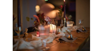Wedding - Jessen (Elster) - Kaminlounge mit Winterbestuhlung und Dekoration bei einer Tiny Wedding - Unter Freunden | Genuss & Events