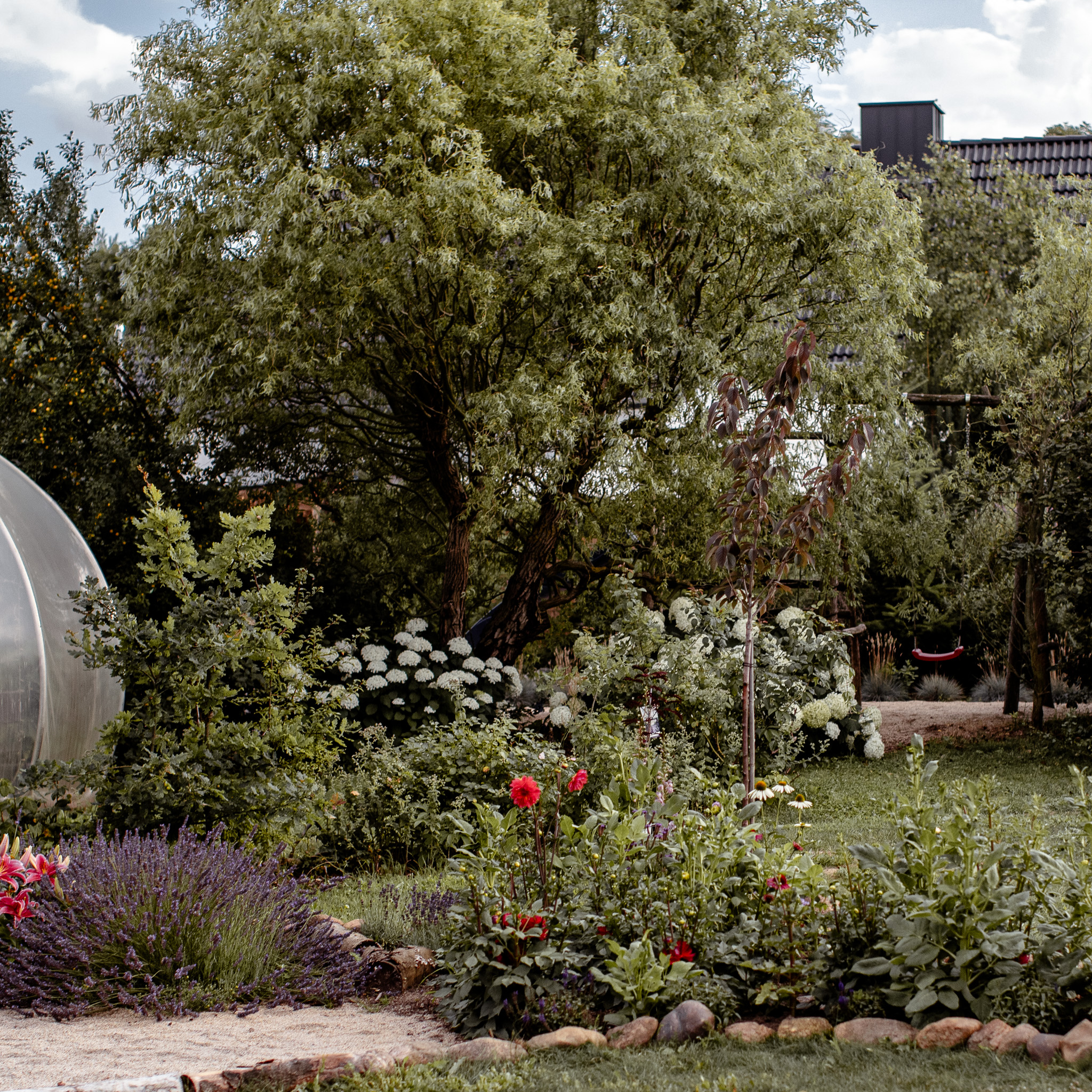Hochzeitslocation: Gemütlicher Garten lädt zum Verweilen und zu freien Trauungen ein - Unter Freunden | Genuss & Events