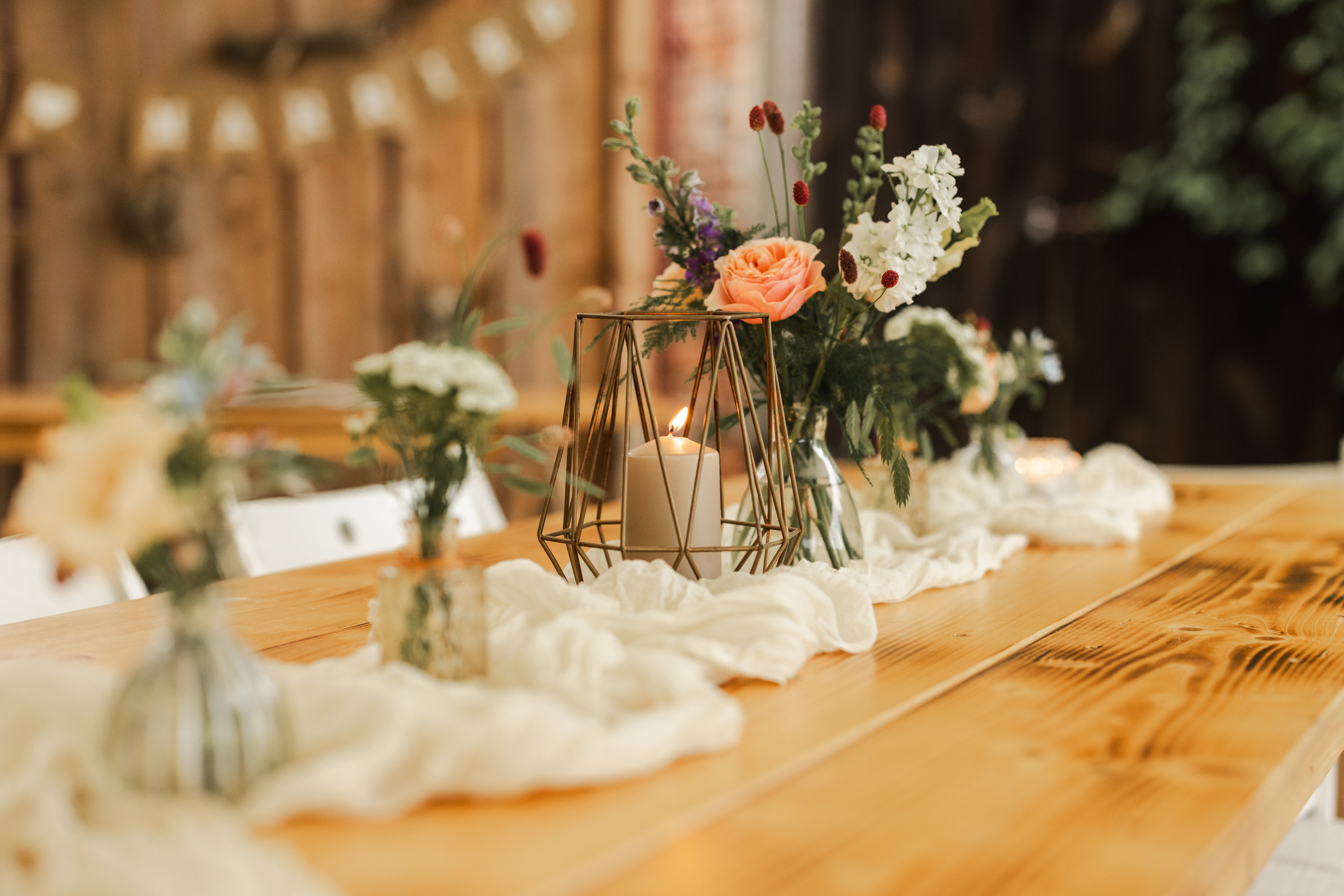 Hochzeitslocation: Tischdekoration im Außenbereich - Unter Freunden | Genuss & Events