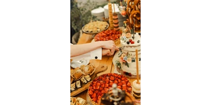 Wedding - Jessen (Elster) - Anschnitt Hochzeitstorte im Außenbereich unter unserem Stretchtent - Unter Freunden | Genuss & Events