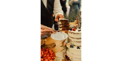 Wedding - Jessen (Elster) - Anschnitt Hochzeitstorte im Außenbereich - Unter Freunden | Genuss & Events