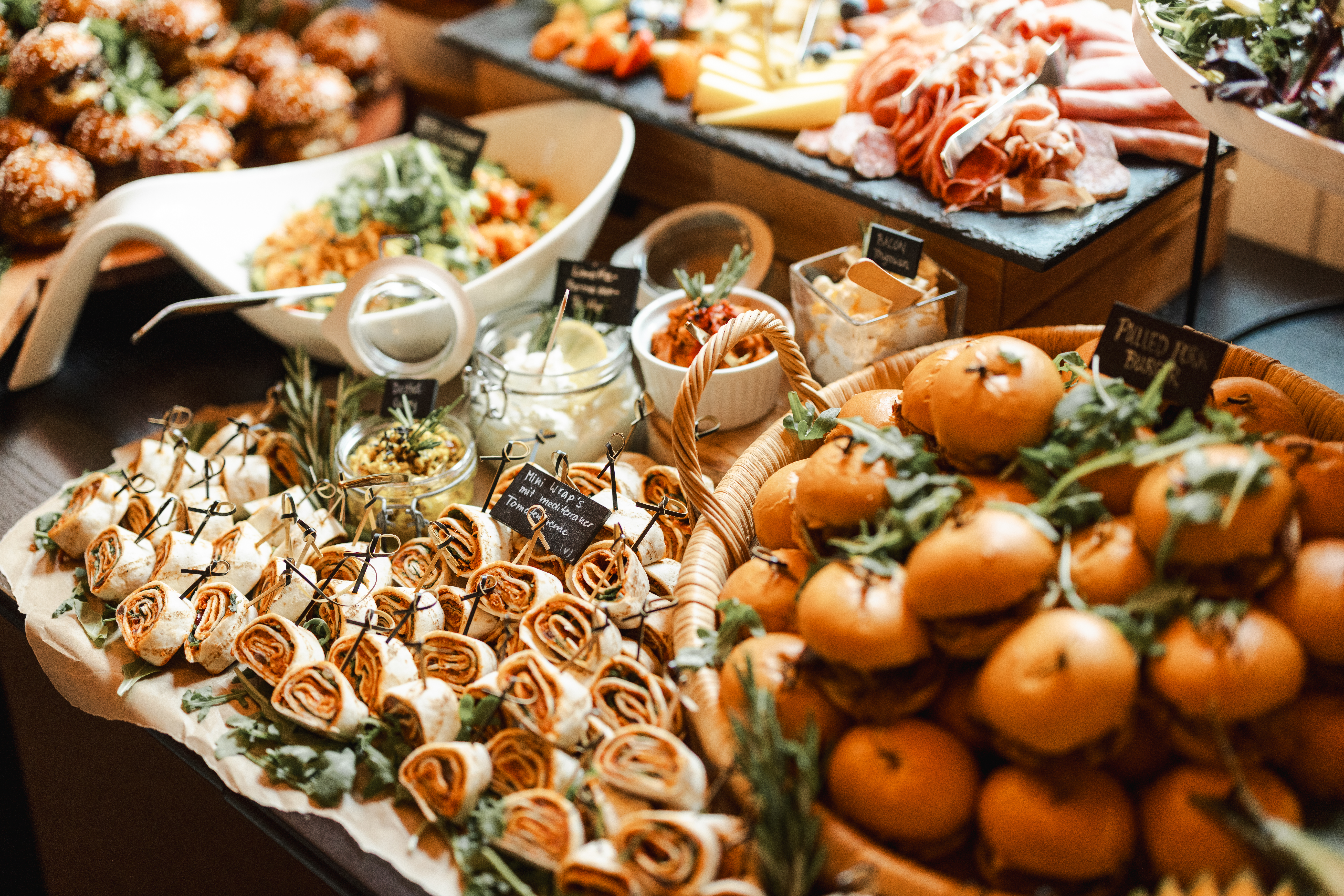 Hochzeitslocation: Grazing Table Buffet mit Charcuterie, Fingerfood und Salaten - Unter Freunden | Genuss & Events