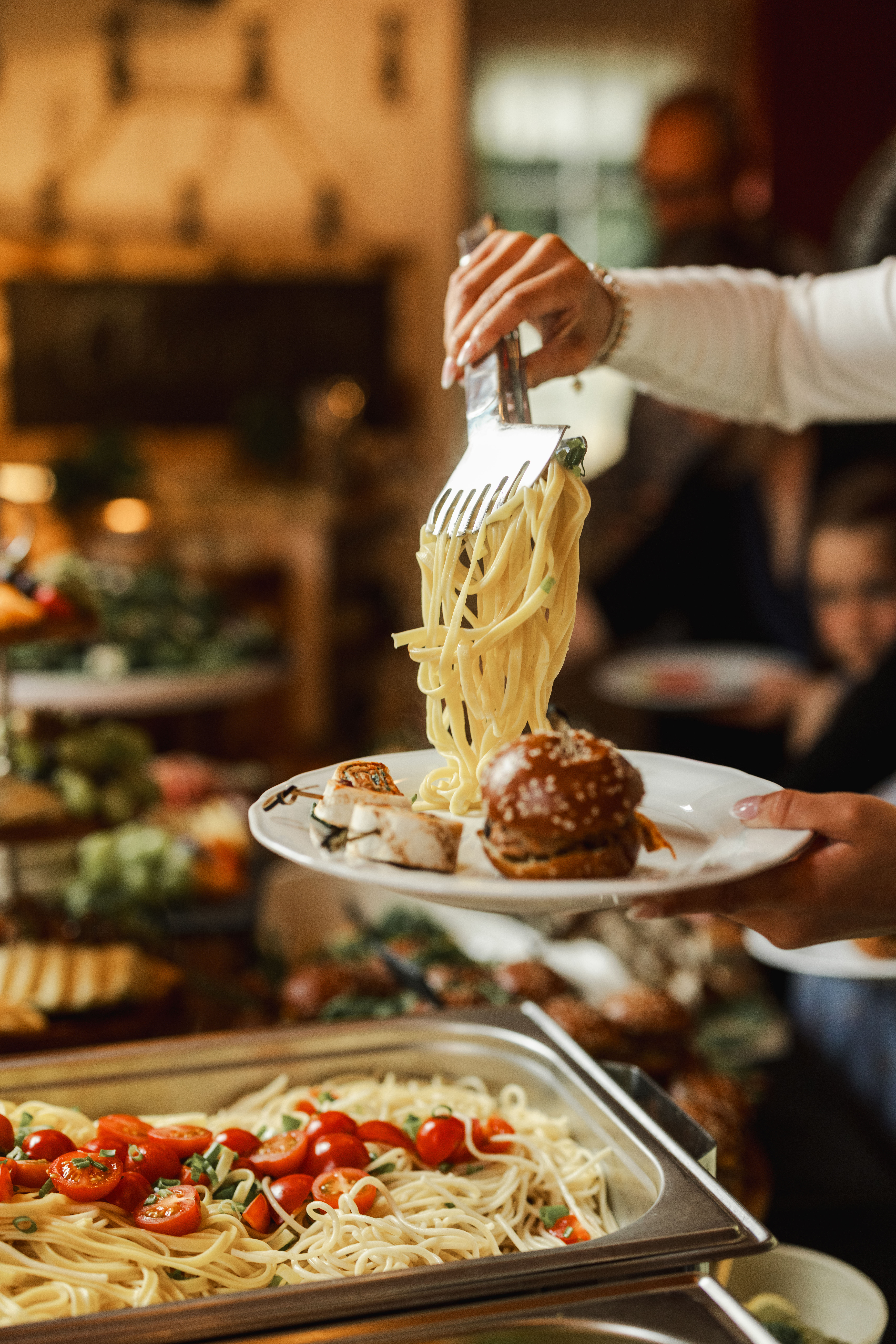 Hochzeitslocation: Gast am Grazing Table Buffet - Unter Freunden | Genuss & Events