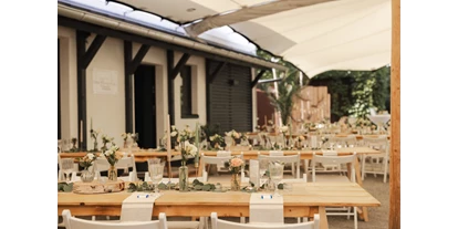 Wedding - Jessen (Elster) - Tische und Dekoration unter unserem Stretchtent und Eingang zur Kaminlounge - Unter Freunden | Genuss & Events