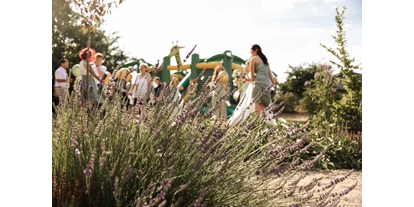 Wedding - Jessen (Elster) - Hüpfburg und Gäste im Garten - Unter Freunden | Genuss & Events