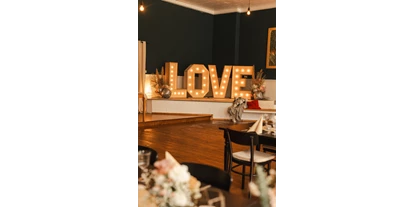 Wedding - Jessen (Elster) - LOVE-Schild im Saal - Unter Freunden | Genuss & Events