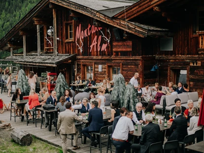 Hochzeit - nächstes Hotel - Tirol - Montana Alm Terrasse - Platz für alle Gäste & Musik, mit einem wunderbaren Blick in die Berge.  - Montana Hochfügen