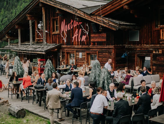 Hochzeitslocation: Montana Alm Terrasse - Platz für alle Gäste & Musik, mit einem wunderbaren Blick in die Berge.  - Montana Hochfügen