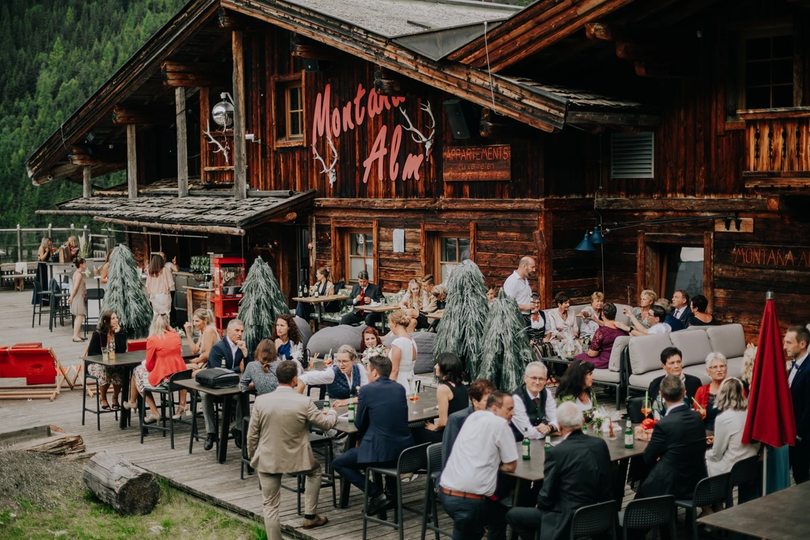Hochzeitslocation: Montana Alm Terrasse - Platz für alle Gäste & Musik, mit einem wunderbaren Blick in die Berge.  - Montana Hochfügen