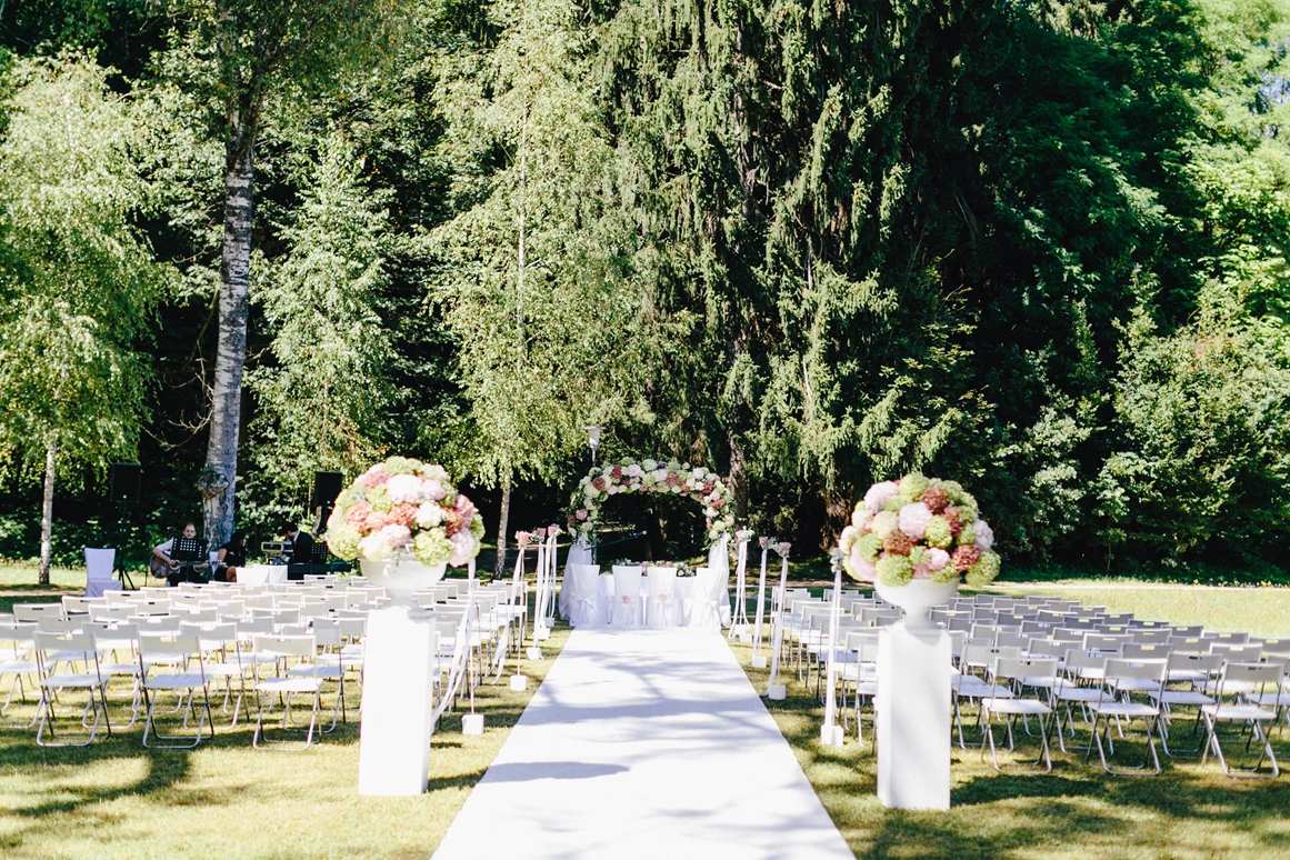Hochzeitslocation: Trauung im Kurpark
Foto  © Carmen and Ingo Photography - Hotel Warmbaderhof *****