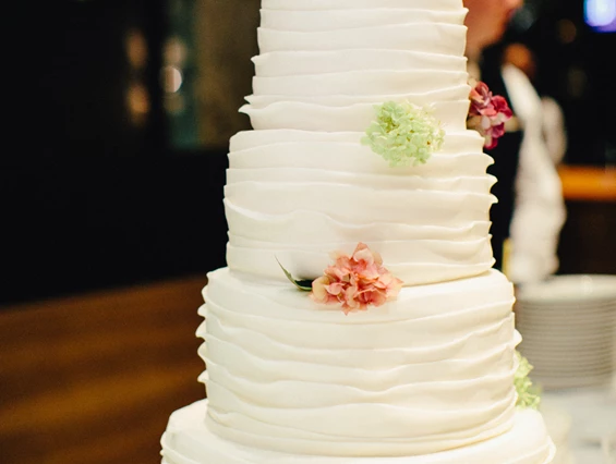 Hochzeitslocation: Hochzeitstorte aus der hauseigenen Patisserie
Foto  © Carmen and Ingo Photography - Hotel Warmbaderhof *****