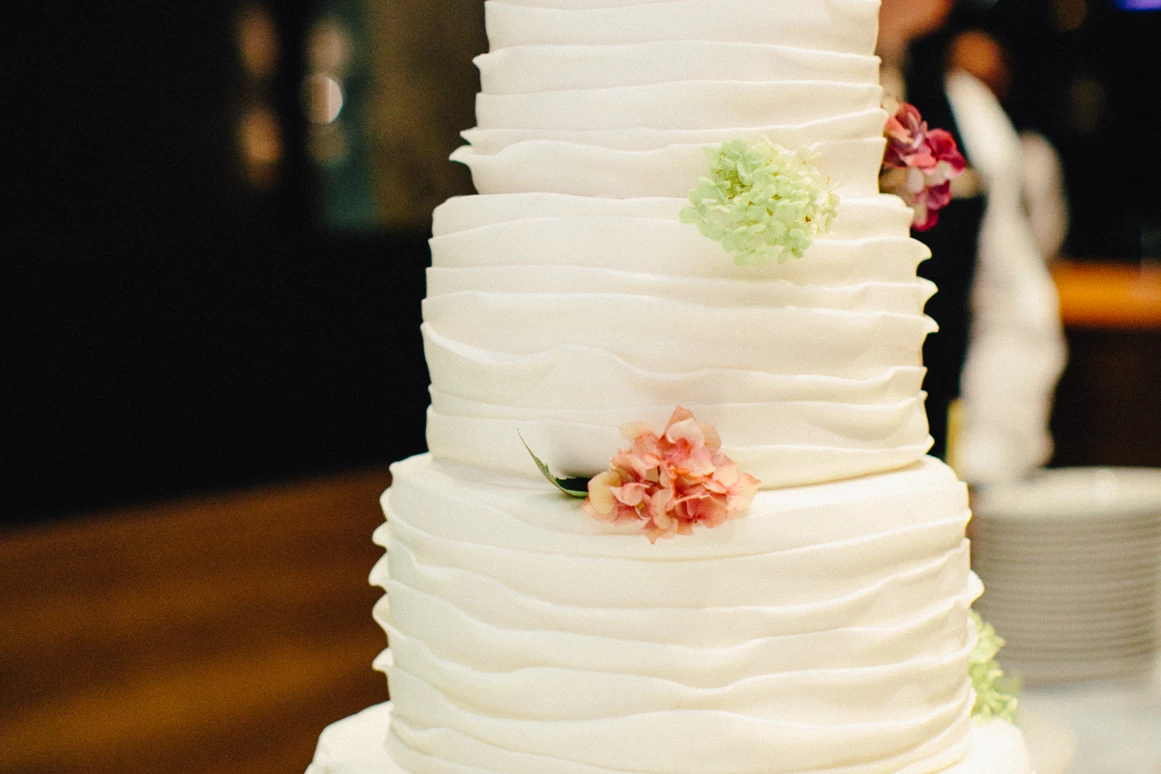 Hochzeitslocation: Hochzeitstorte aus der hauseigenen Patisserie
Foto  © Carmen and Ingo Photography - Hotel Warmbaderhof *****