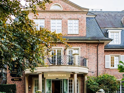 Hochzeit - Schloß Holte-Stukenbrock - Der Eingang zum Haupthaus. Hier befindet sich unsere Rezeption, wo 24h jemand für Sie erreichbar ist. - Hotel-Residence Klosterpforte