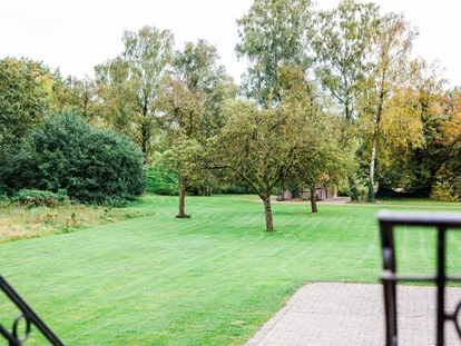 Hochzeit - Schloß Holte-Stukenbrock - Blick von der Terrasse am Kirchensalon der Alten Abtei. - Hotel-Residence Klosterpforte