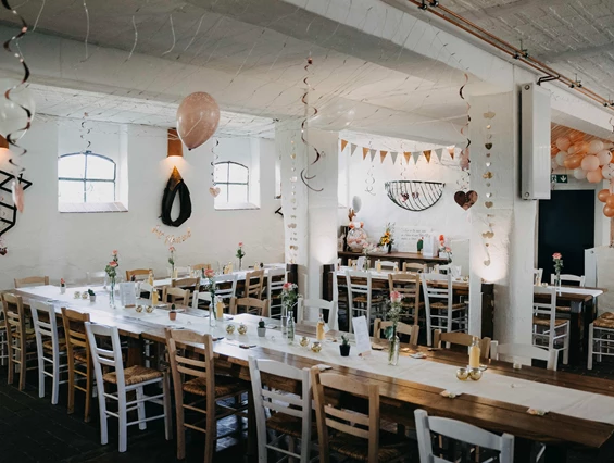 Hochzeit: Der Festsaal vom Bauernhof Lehmanns - Café Erna & Else. - Bauernhof Lehmanns