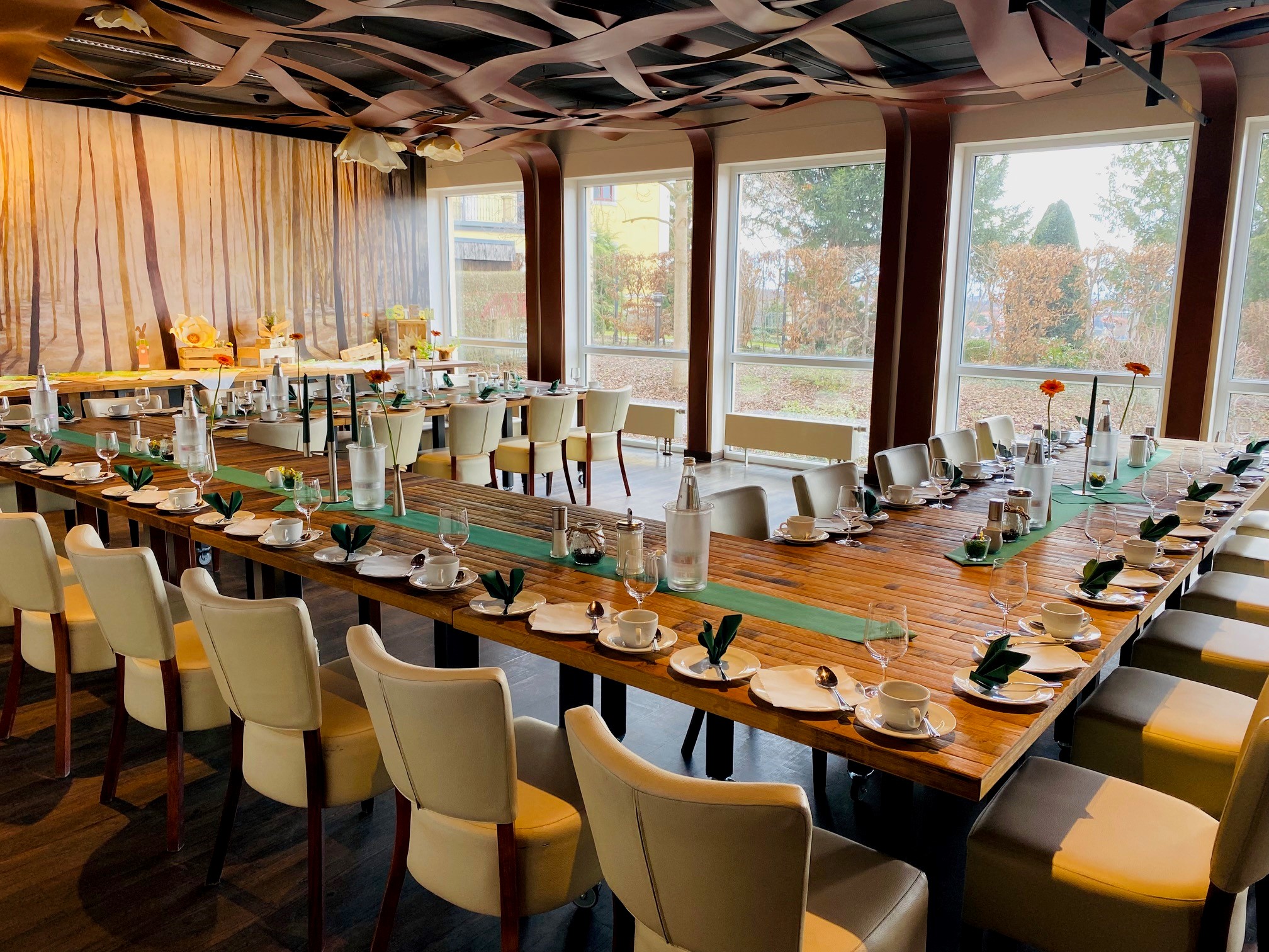 Hochzeitslocation: eingedeckt im Restaurant links für eine Trauerfeier - Hotel Bergwirtschaft Wilder Mann