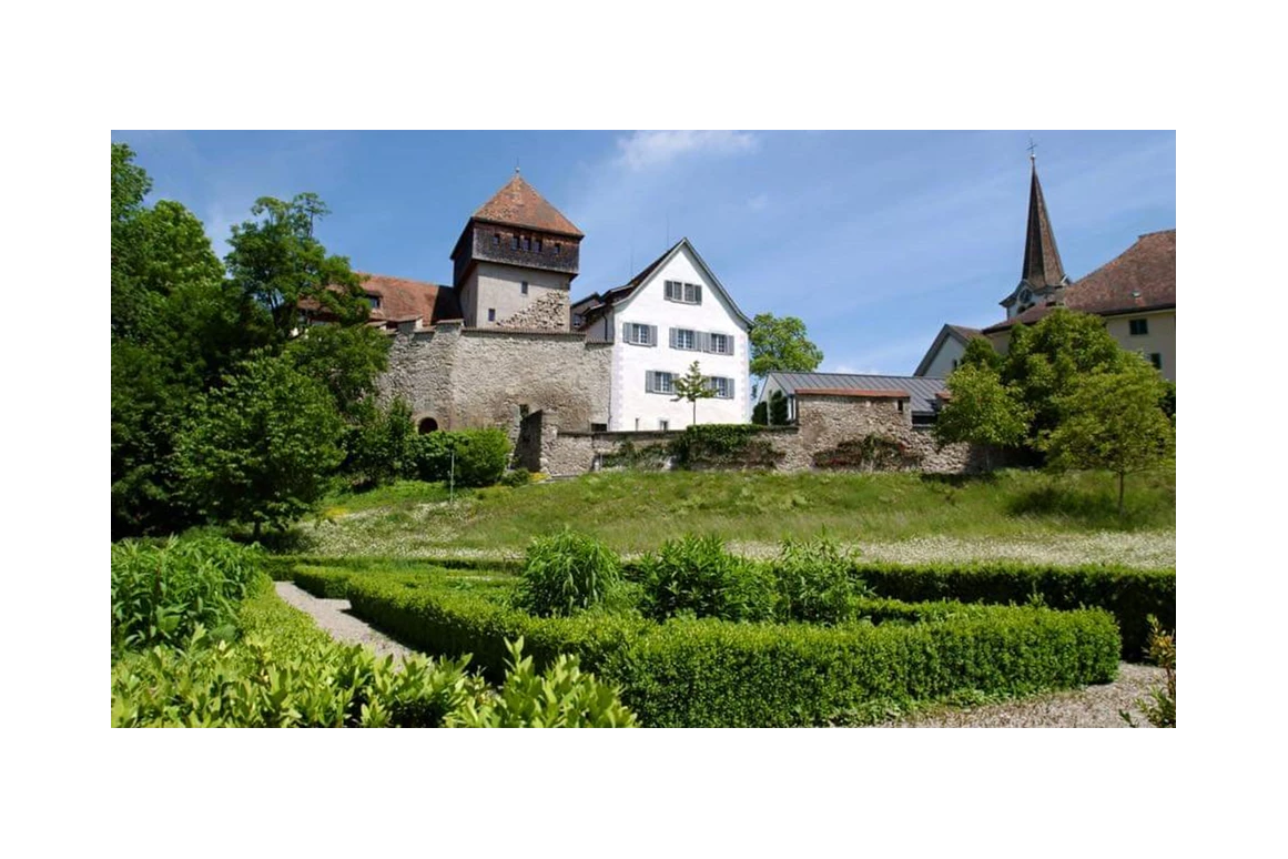 Hochzeitslocation: Aussenansicht mit Burggarten  - Unterhof