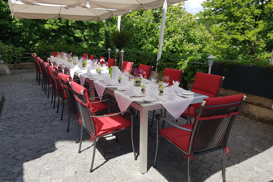 Hochzeitslocation: Terrasse  - Unterhof