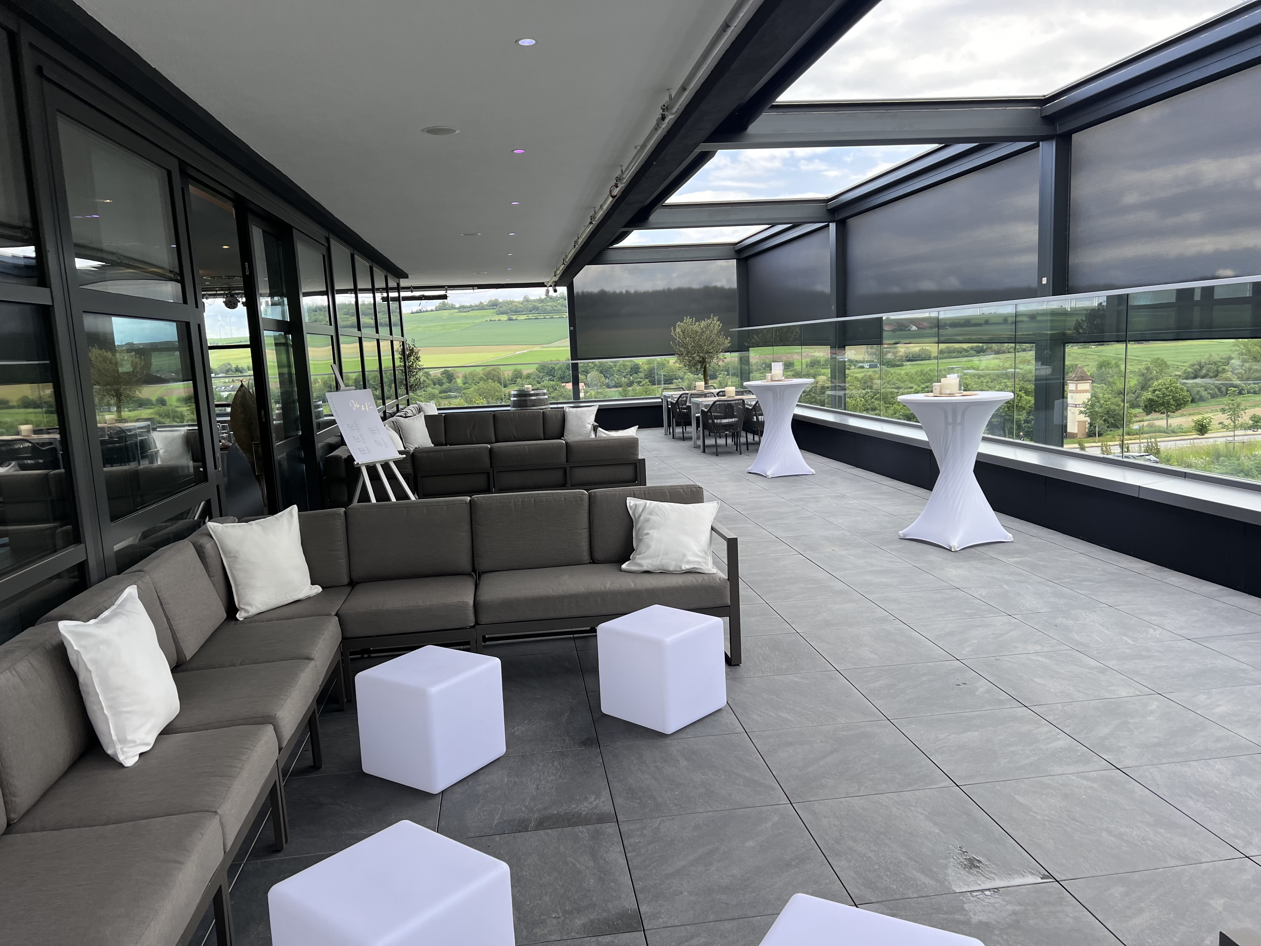 Wedding - Rhineland-Palatinate - Terrasse Obergeschoss (regnerisch/Seitenwände runtergefahren) - ZELLERS - Die Weinlounge
