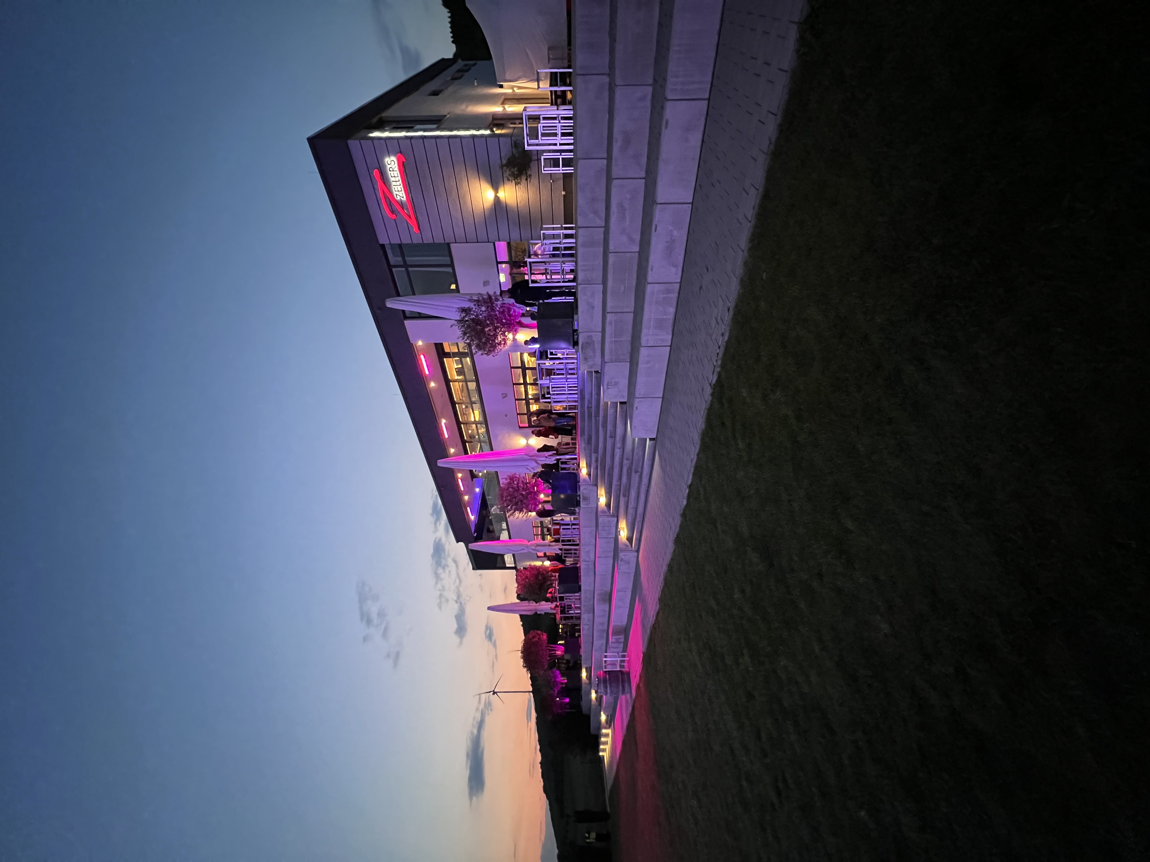 Hochzeitslocation: Location bei Abend - ZELLERS - Die Weinlounge