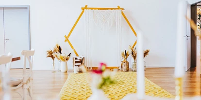 Hochzeit - PLZ 71566 (Deutschland) - Trauszene drinnen - Laki Manawa