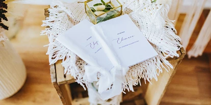 Hochzeit - PLZ 71566 (Deutschland) - Trauszene drinnen - Laki Manawa