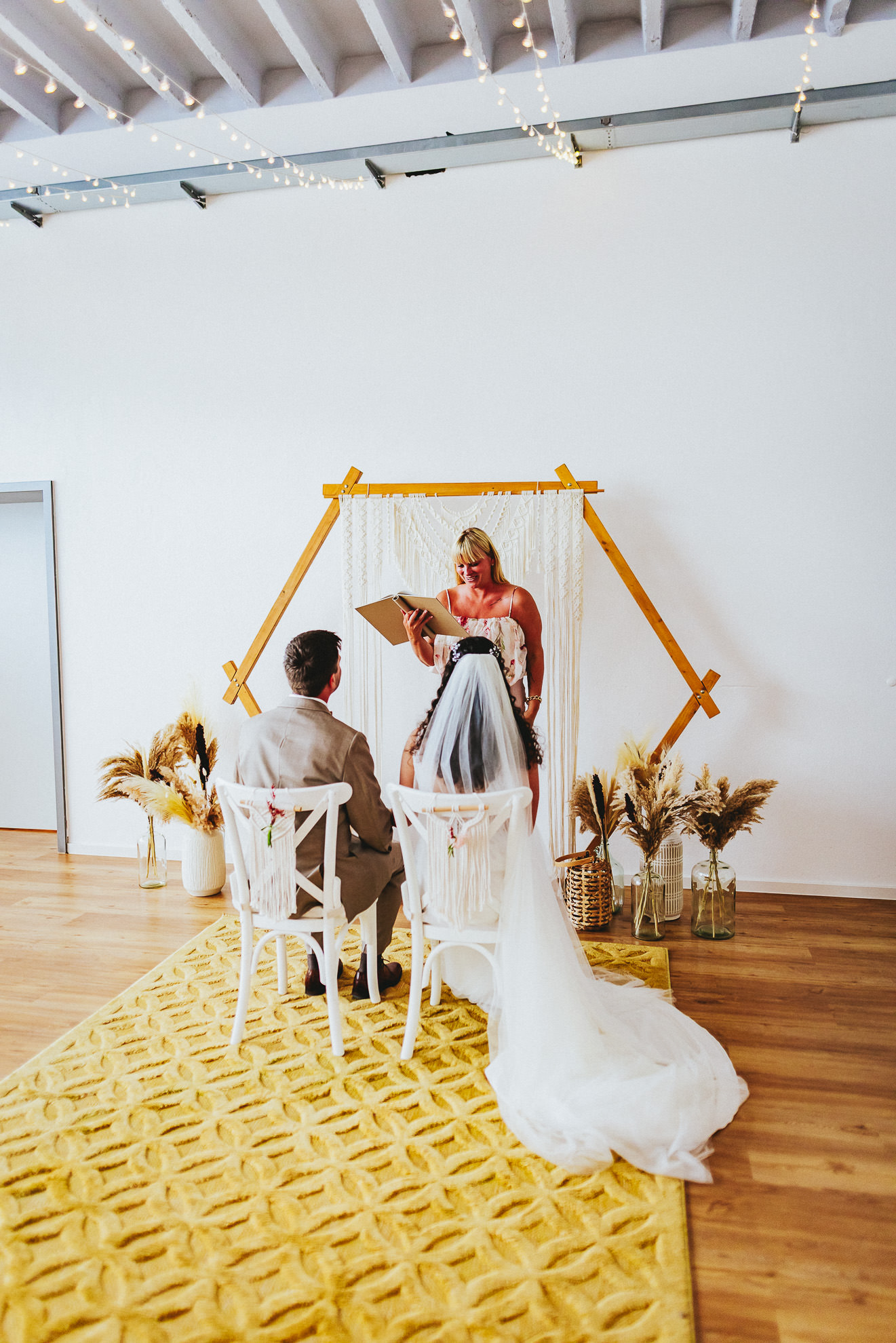 Hochzeitslocation: Trauszene drinnen - Laki Manawa