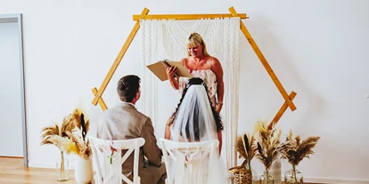 Hochzeit - PLZ 71566 (Deutschland) - Trauszene drinnen - Laki Manawa