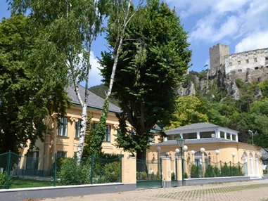 Hochzeit: Aussenansicht Stammhaus (Burgruine Rauhenstein) - Wienerwald Residenz